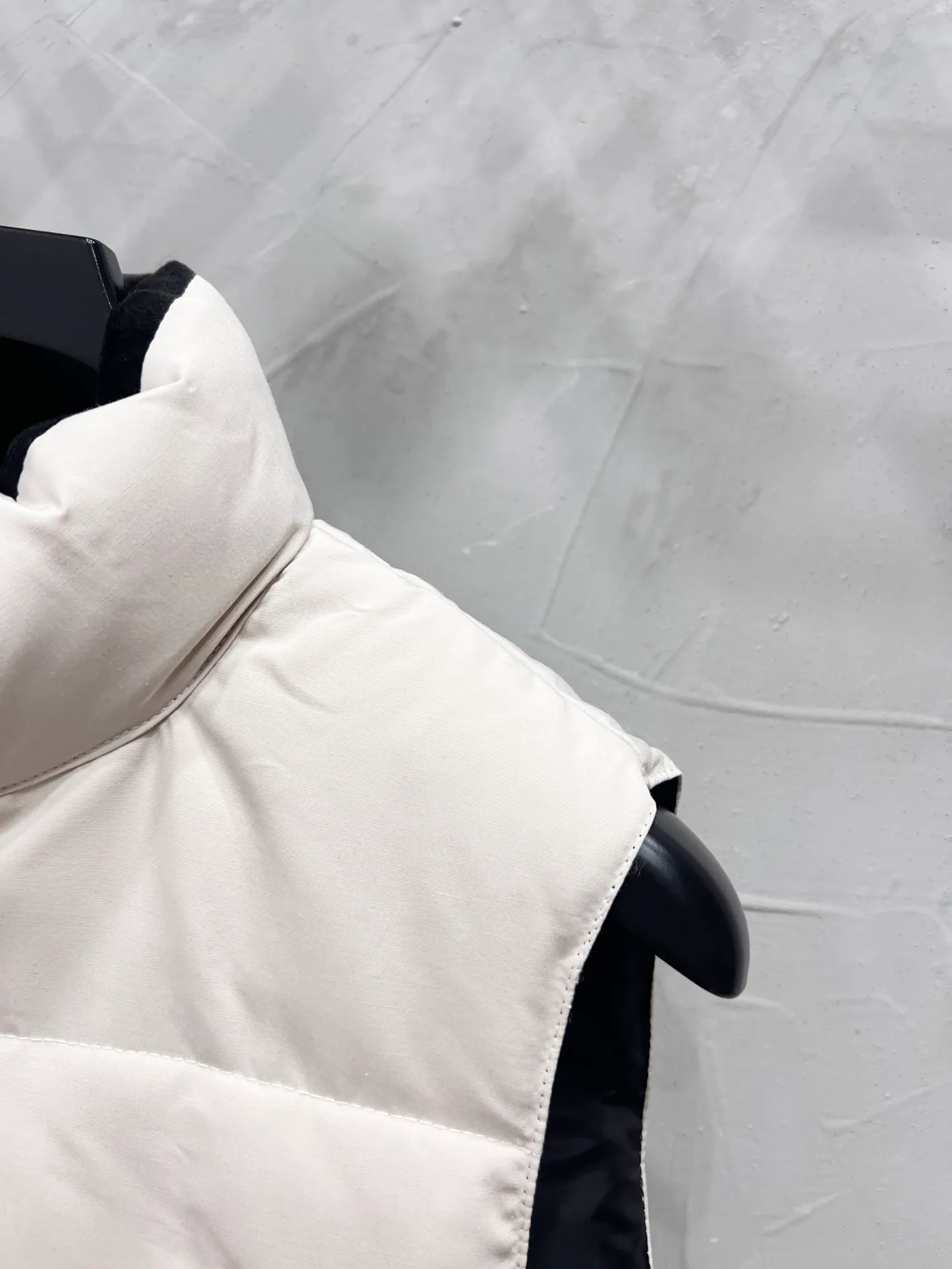 P330 model number: YC26 Canada goose/Canada Goose 4154M Freestyle Crew down vest, using international 50 down, genuine original clothing, pay attention to the version, YKK double zipper, velvet on the back collar, more warm, zippered hidden pocket on the inside, genuine mesh pockets on the inside. If you need to compare with the genuine product, check it out at any time. All accessories are made by the original factory. The fabric is molded and customized according to the original version. It can be restored by kneading it at will (fabric interpretation: the harder the fabric, the better the waterproof performance. Only those who buy the latest authentic version this year will notice the softness and comfort of the fabric. Soft fabrics are waterproof and have memory rebound function, which is the authentic fabric). The down is synchronized with genuine white duck down, fluffy and not clumps. The original version of Big Goose is white duck down. It is not the goose down boasted by the world's random copywriting. It can be verified through any official channel. Customized authentic YKK double zipper military-grade copper core zipper puller. High hardness and no jamming. The original smoothness is restored. The workmanship and wiring are all controlled by workers with more than ten years of service. They must be horizontal and vertical. No crookedness. The inner wiring density is more sophisticated. Feel free to compare. Big goose label. Collar label. Washed label. Hangtag. Zipper rope. Pocket label. Collar velvet. Buttons. All details are updated simultaneously with the original version. The best version. A fighter in a world-famous vest. Compare to the entire network. Color: Black White Navy Blue Gray Gray Gray Label Size: S-XXL